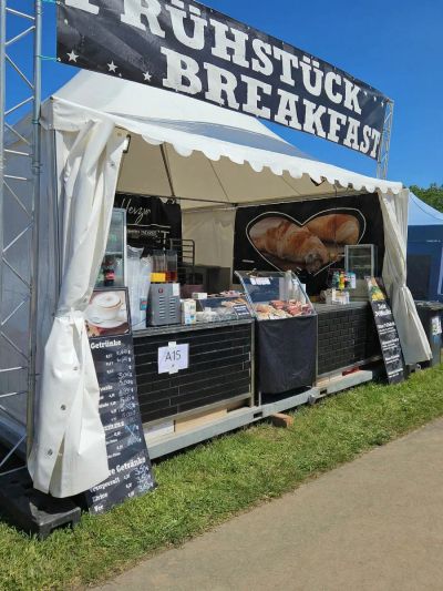 Frisch zubereitetes Festival-Frühstück