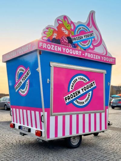 Erfrischender Frozen Yogurt mit bunten Toppings