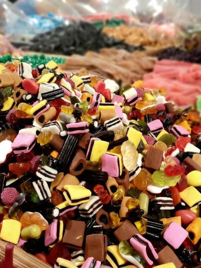 Auswahl beliebter Fruchtgummis an der Verkaufstheke