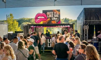 Gäste vor einem Event-Cateringstand bei zügiger Bewirtung